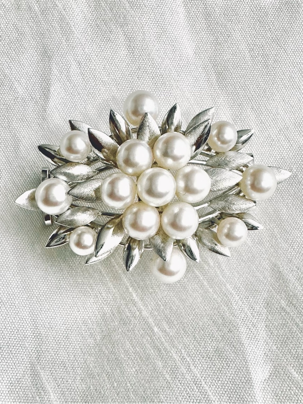 💎Vintage Sterling Silver brooch with a cluster of cultured pearls